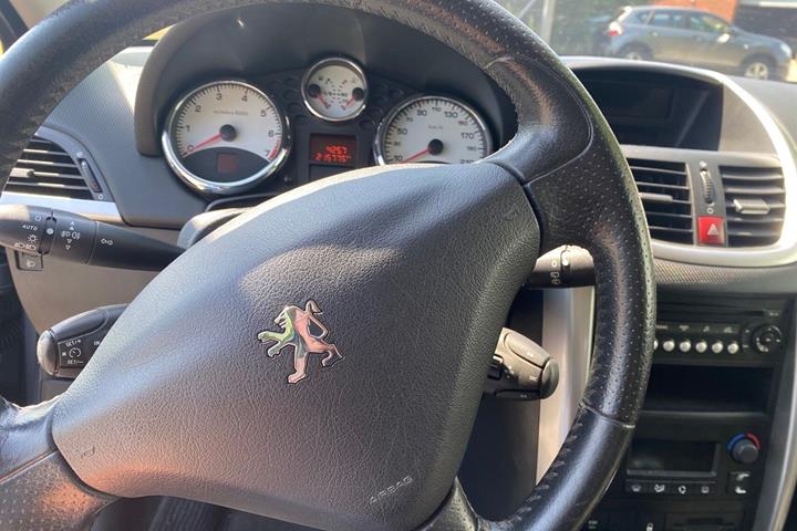 Grå Peugeot 207 fra 2008