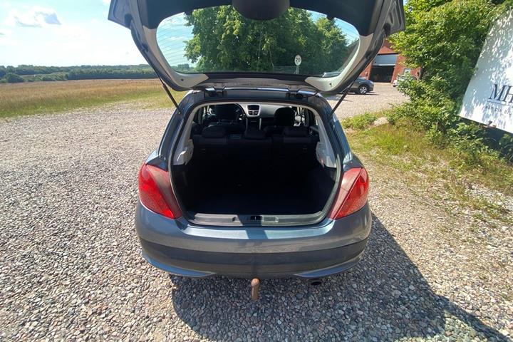 Grå Peugeot 207 fra 2008