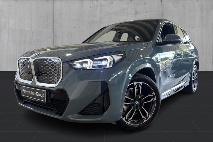 Grøn BMW iX1 fra 2024 set udefra