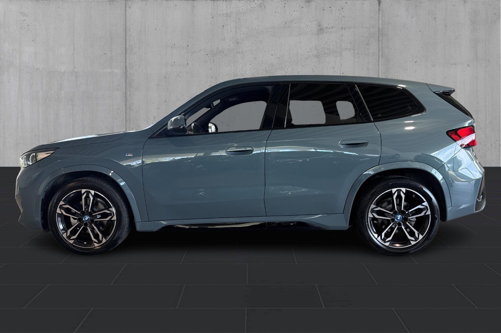 Grøn BMW iX1 fra 2024