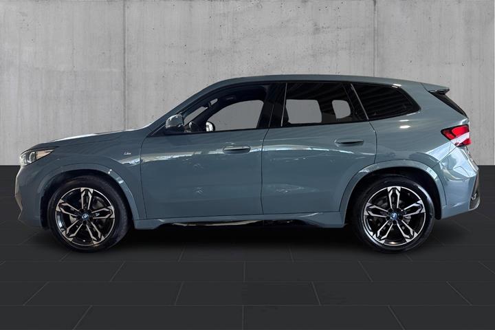 Grøn BMW iX1 fra 2024