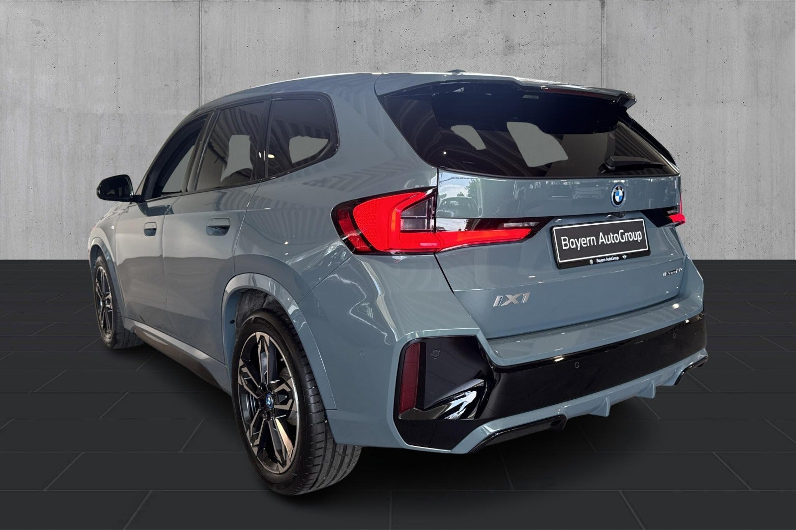Grøn BMW iX1 fra 2024