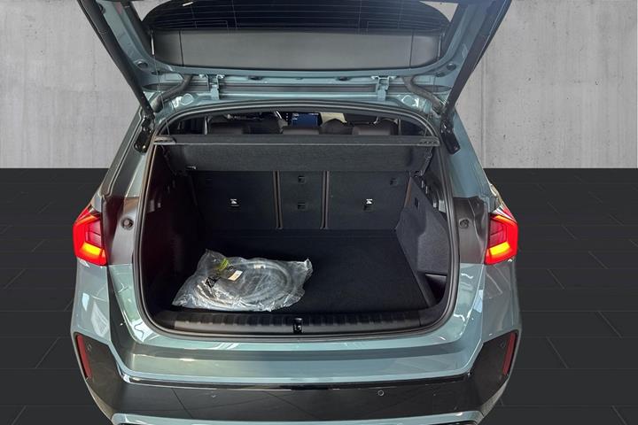 Grøn BMW iX1 fra 2024