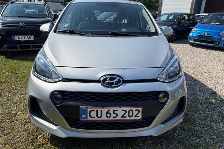 Sølv Hyundai i10 fra 2017