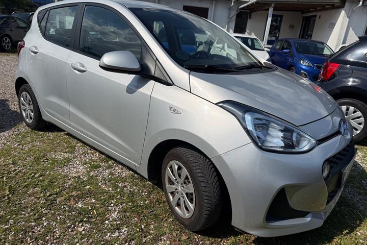 Sølv Hyundai i10 fra 2017