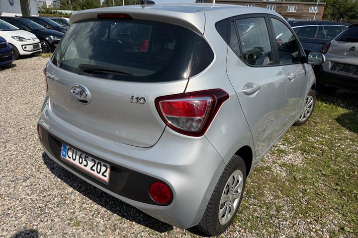 Sølv Hyundai i10 fra 2017