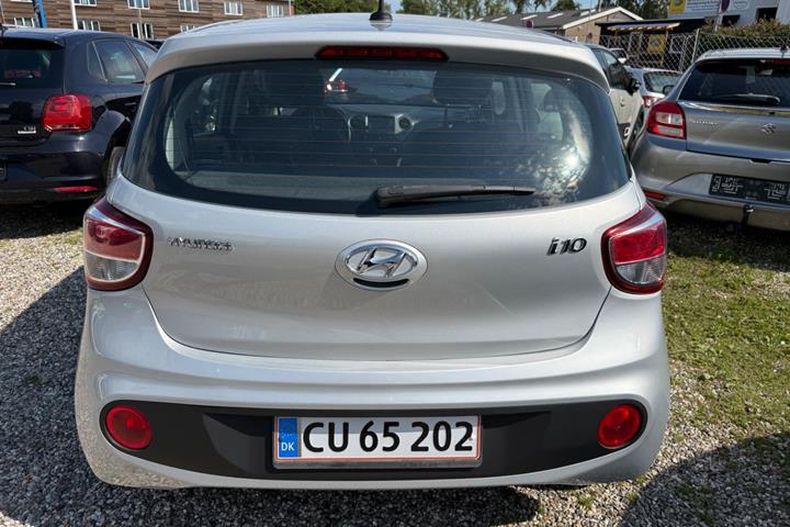 Sølv Hyundai i10 fra 2017