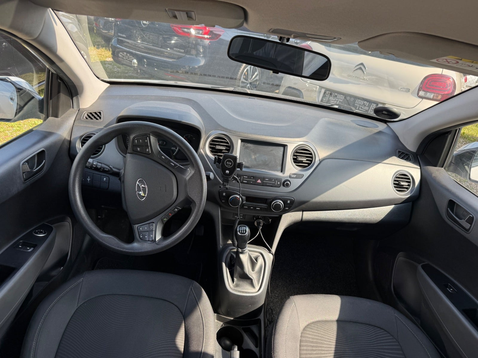Sølv Hyundai i10 fra 2017
