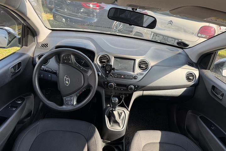Sølv Hyundai i10 fra 2017