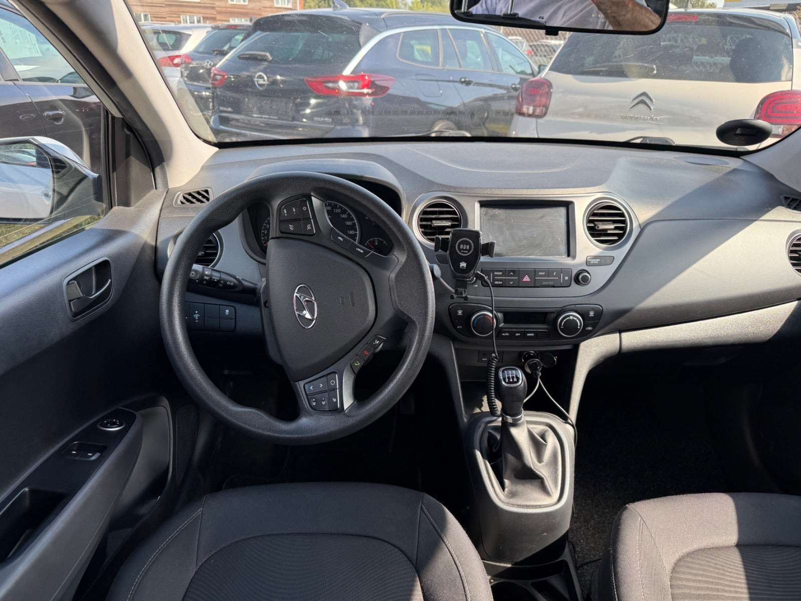 Sølv Hyundai i10 fra 2017