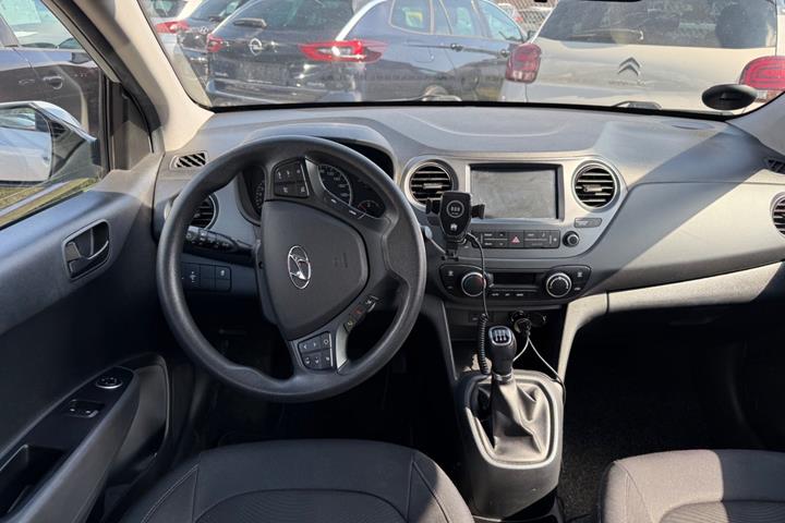 Sølv Hyundai i10 fra 2017