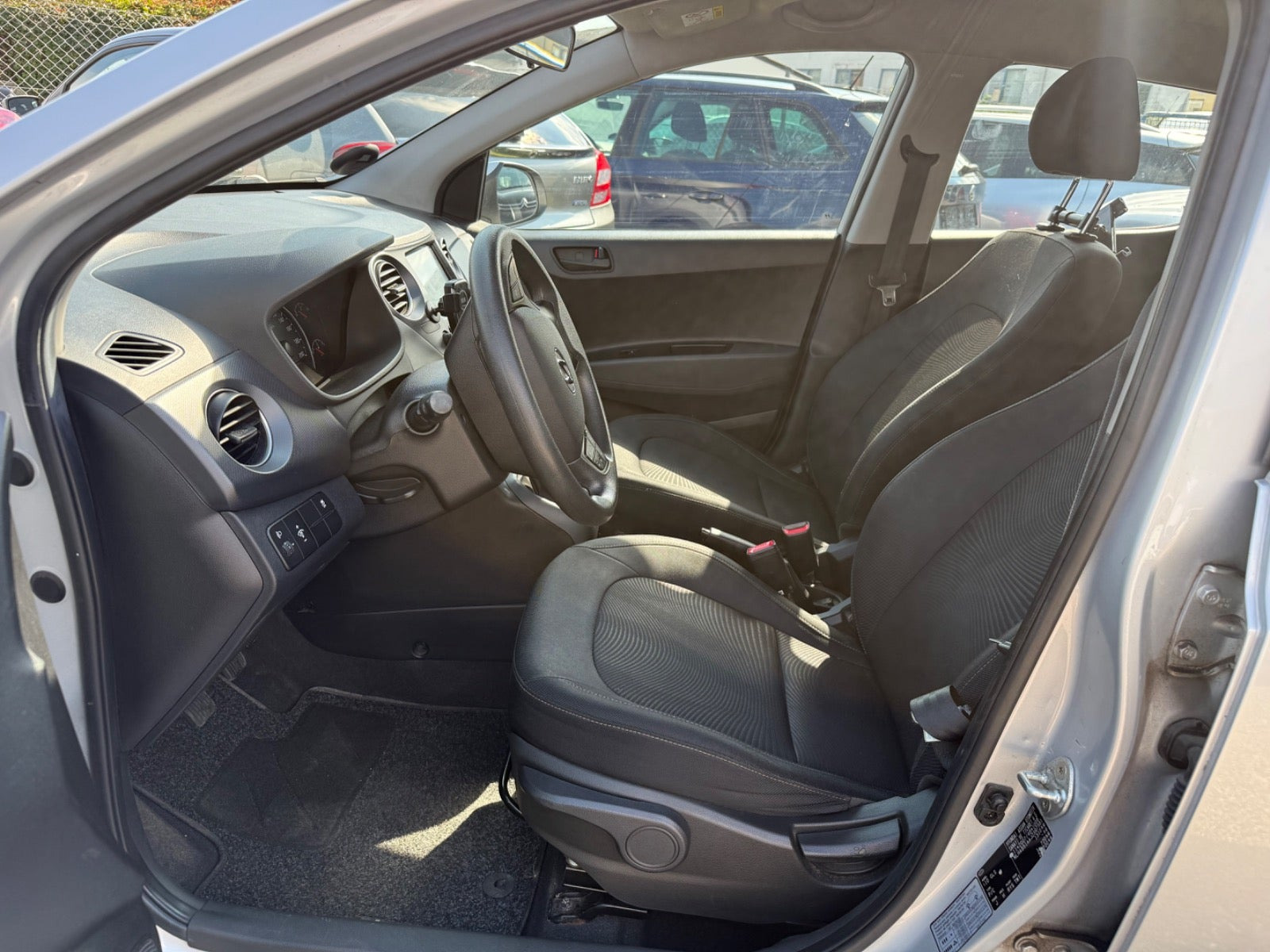 Sølv Hyundai i10 fra 2017