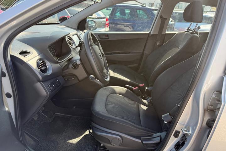 Sølv Hyundai i10 fra 2017