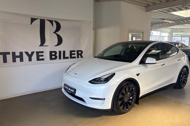 Hvid Tesla Model Y fra 2023 set udefra