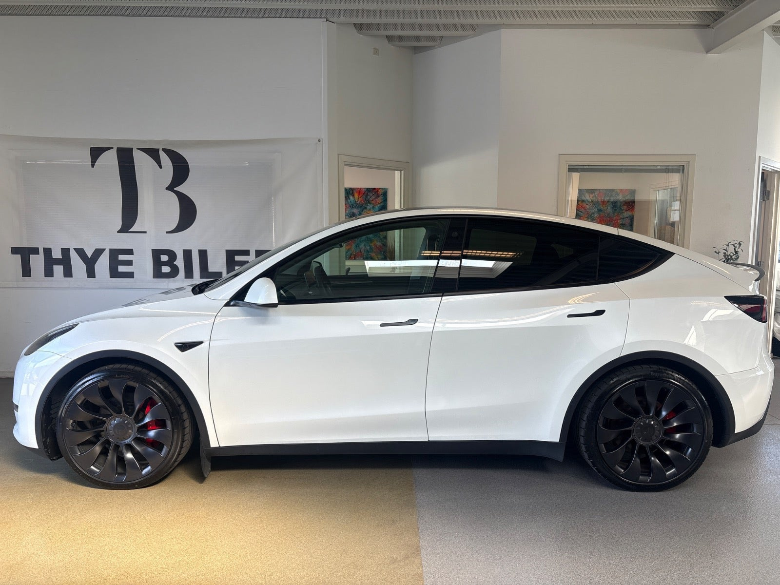 Hvid Tesla Model Y fra 2023