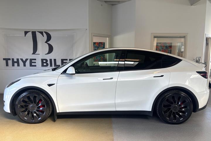 Hvid Tesla Model Y fra 2023