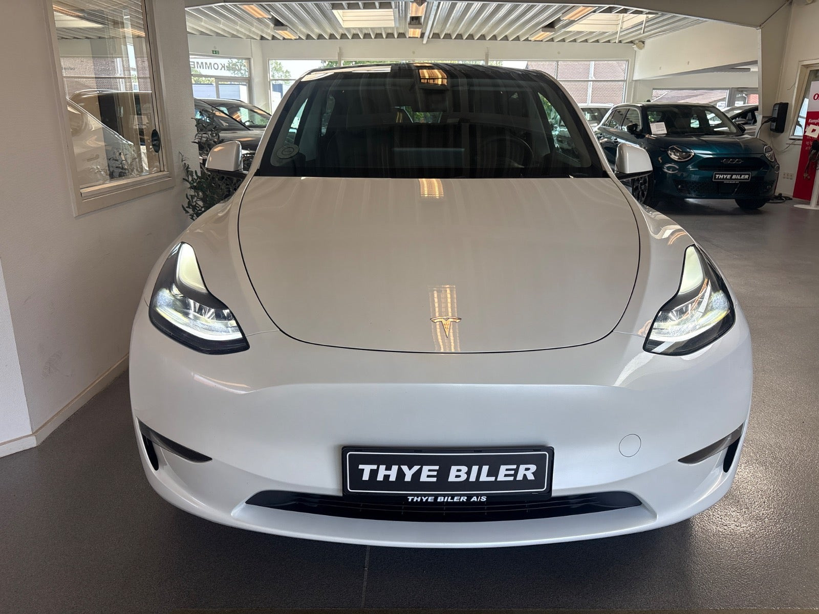 Hvid Tesla Model Y fra 2023