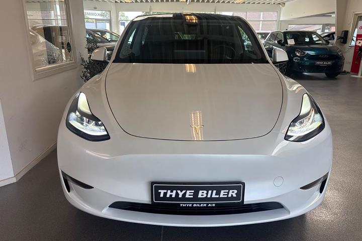 Hvid Tesla Model Y fra 2023