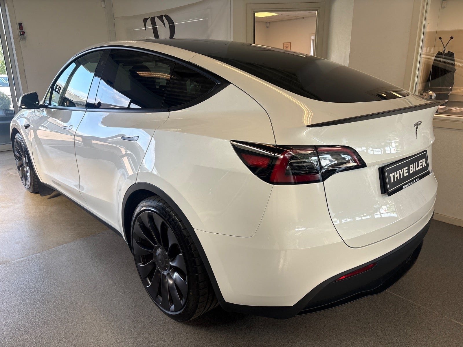Hvid Tesla Model Y fra 2023