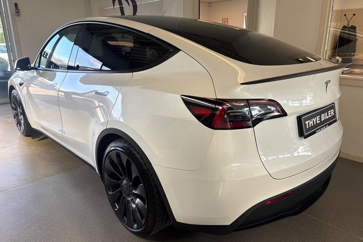 Hvid Tesla Model Y fra 2023