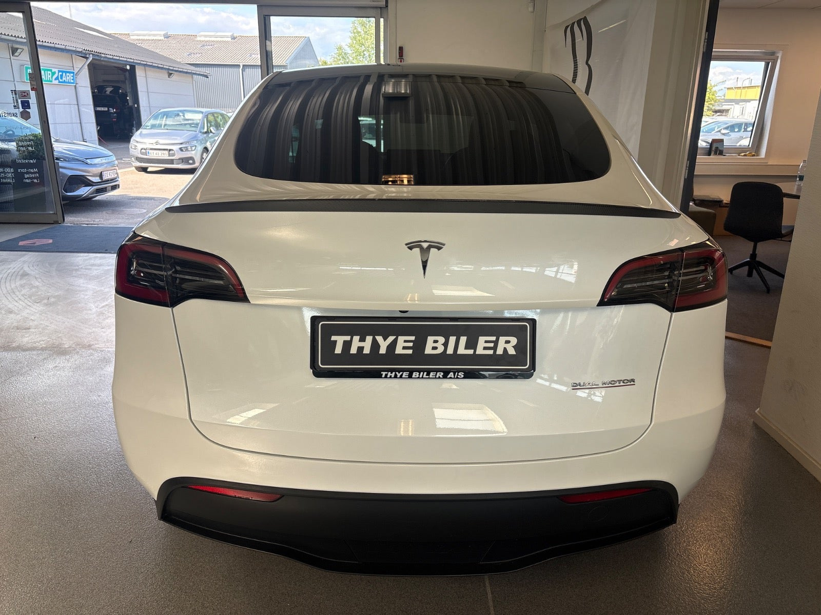 Hvid Tesla Model Y fra 2023