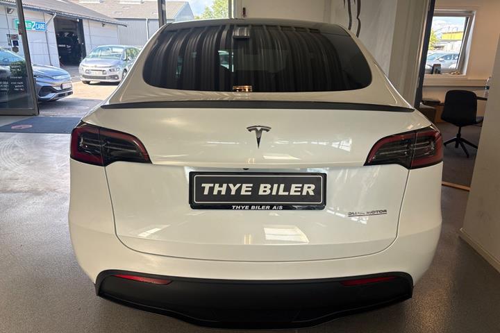 Hvid Tesla Model Y fra 2023