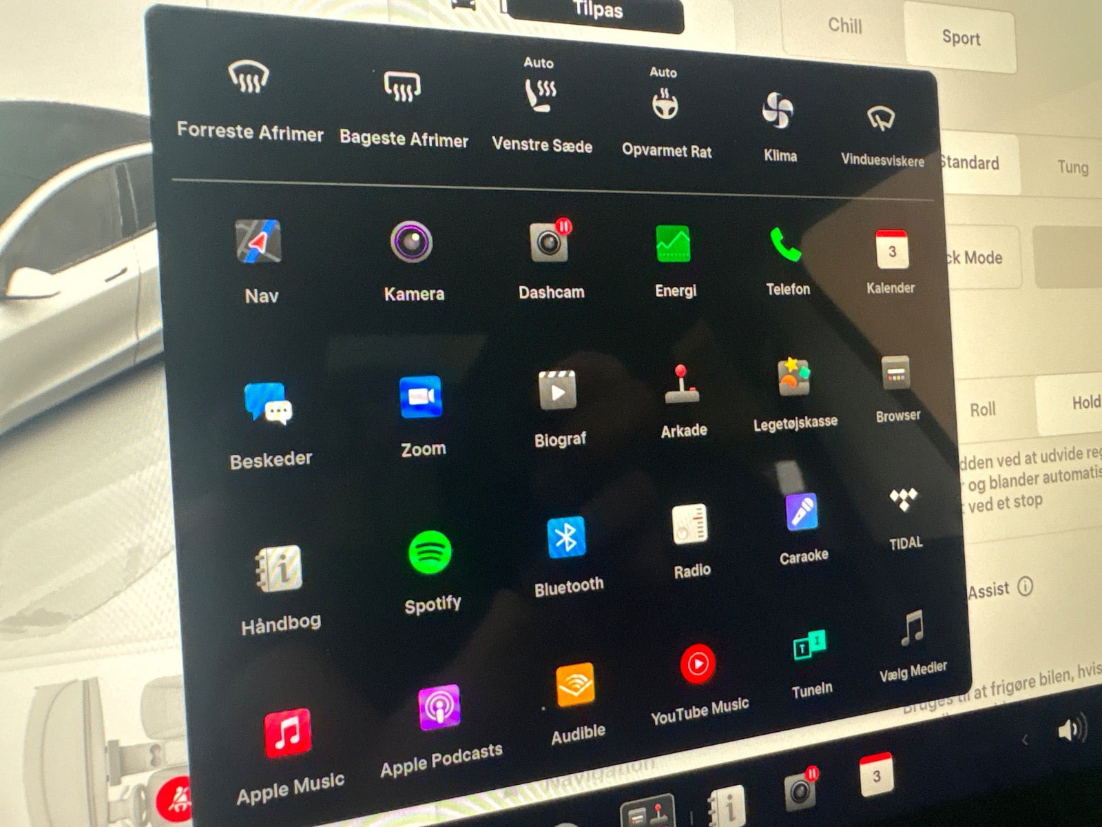 Hvid Tesla Model Y fra 2023