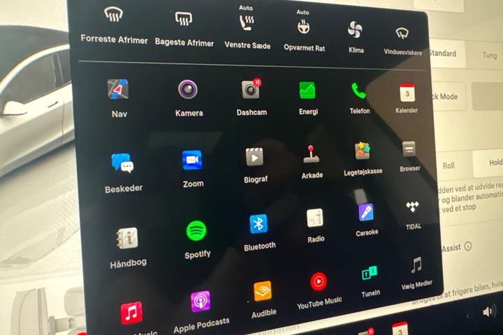Hvid Tesla Model Y fra 2023