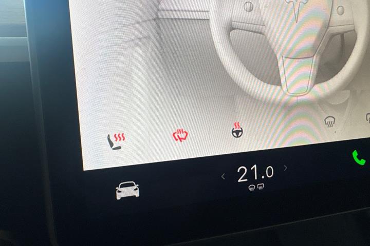 Hvid Tesla Model Y fra 2023
