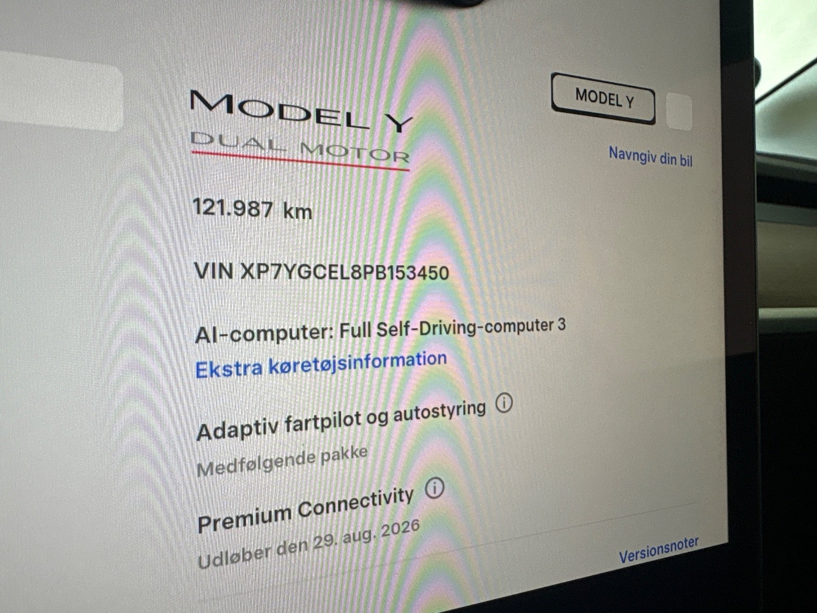 Hvid Tesla Model Y fra 2023