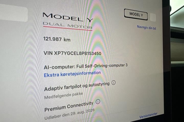 Hvid Tesla Model Y fra 2023