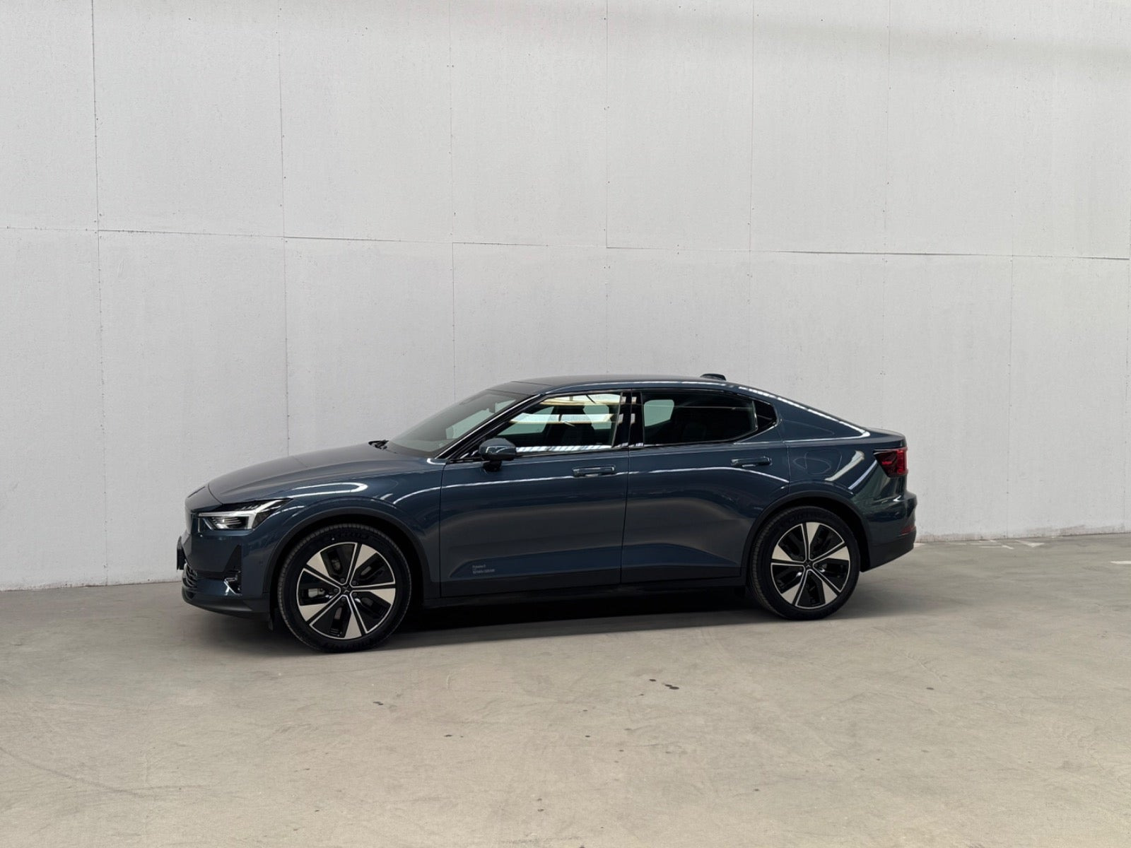 Blå Polestar 2 fra 2024