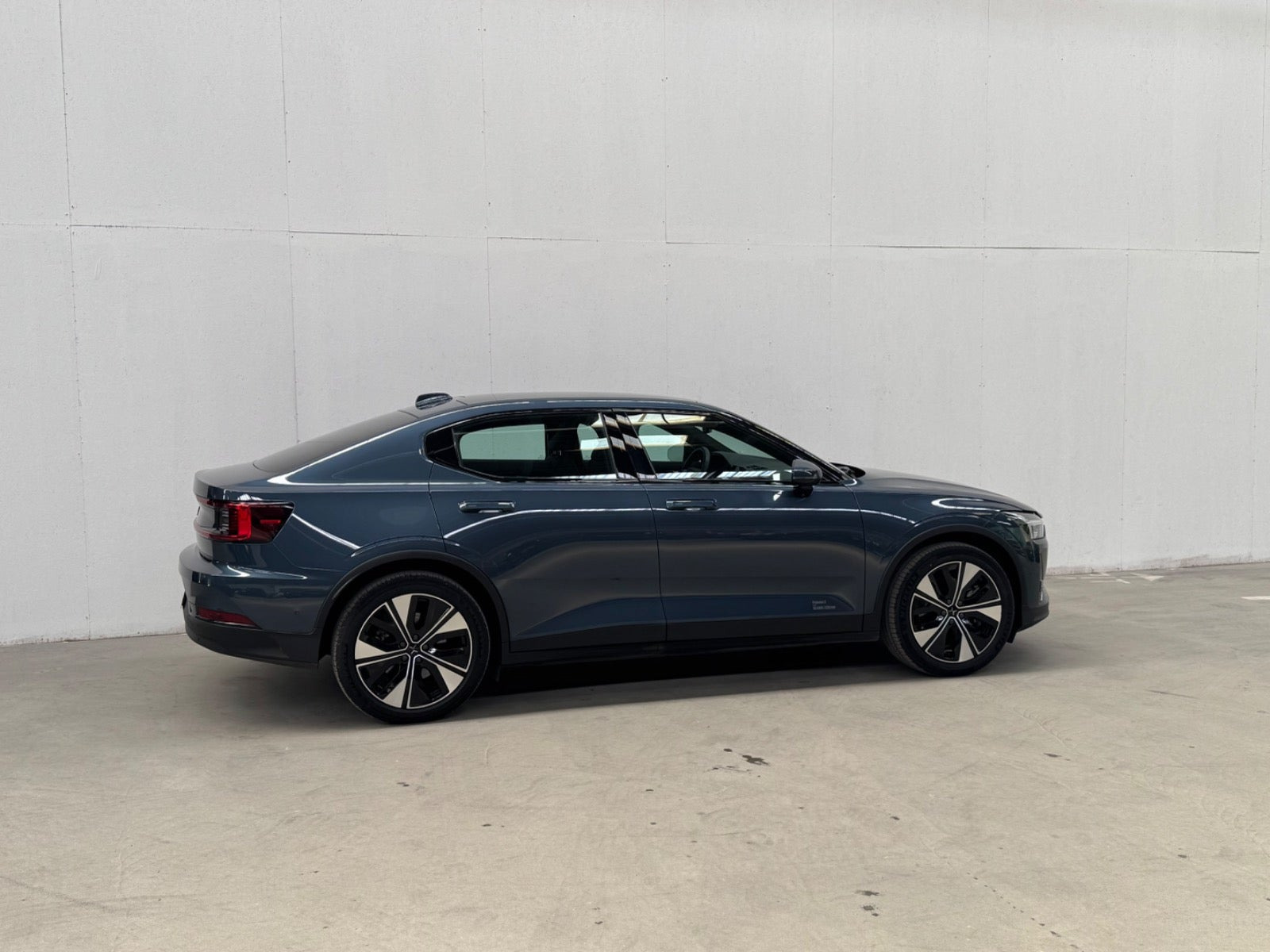 Blå Polestar 2 fra 2024