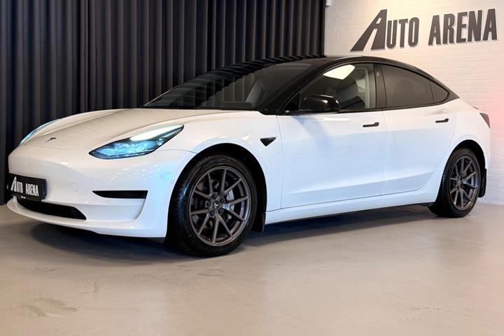 Hvid Tesla Model 3 fra 2021