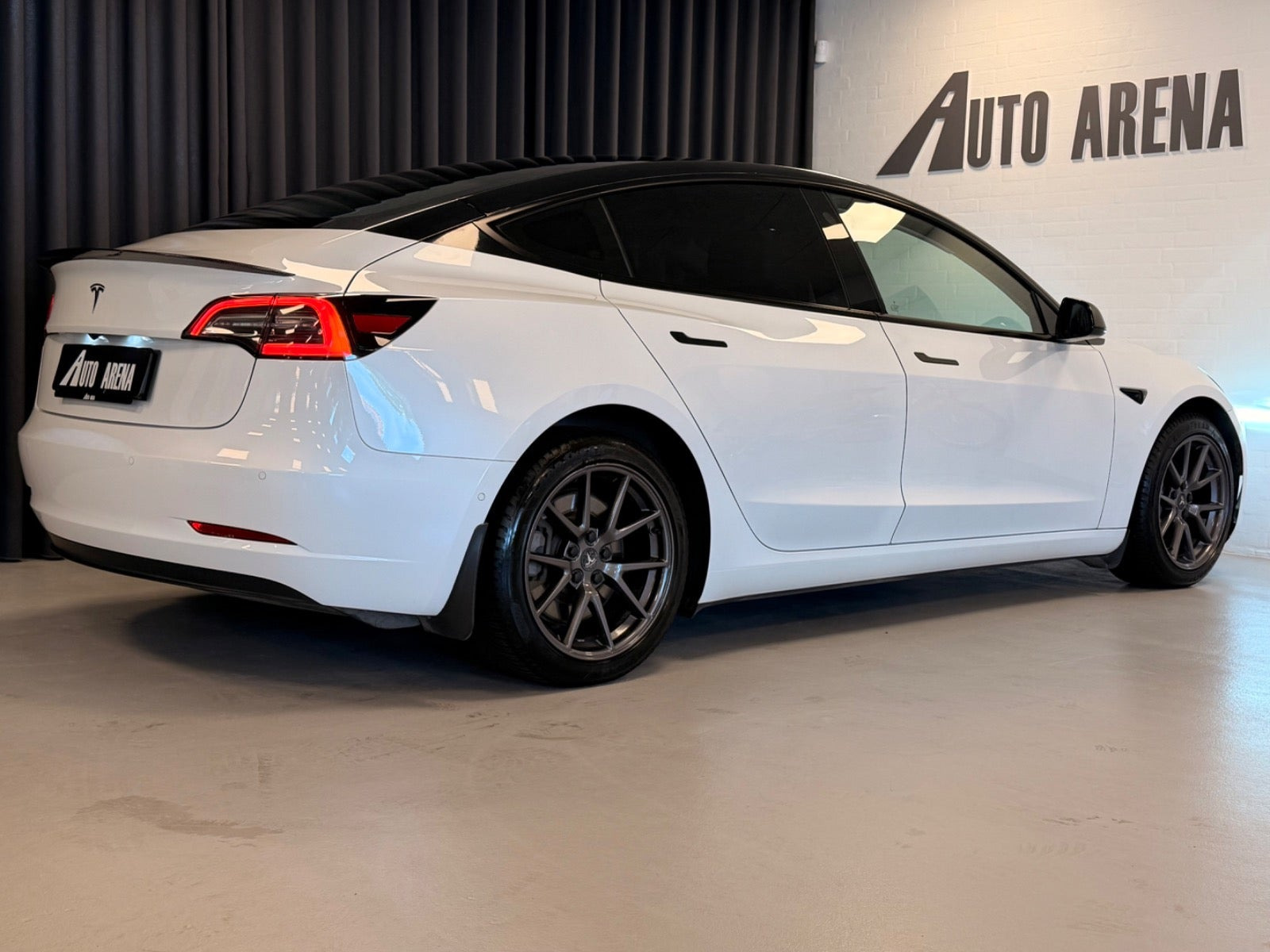 Hvid Tesla Model 3 fra 2021