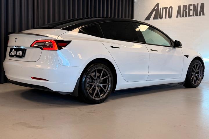 Hvid Tesla Model 3 fra 2021