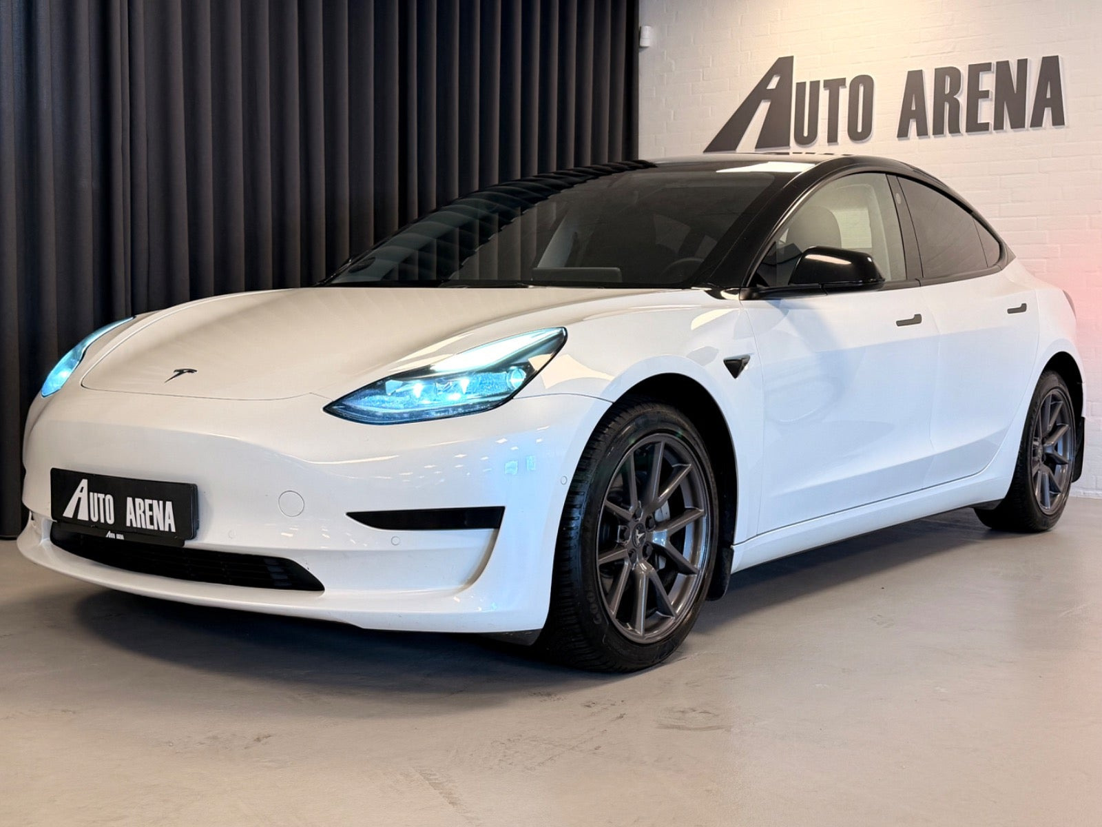 Hvid Tesla Model 3 fra 2021
