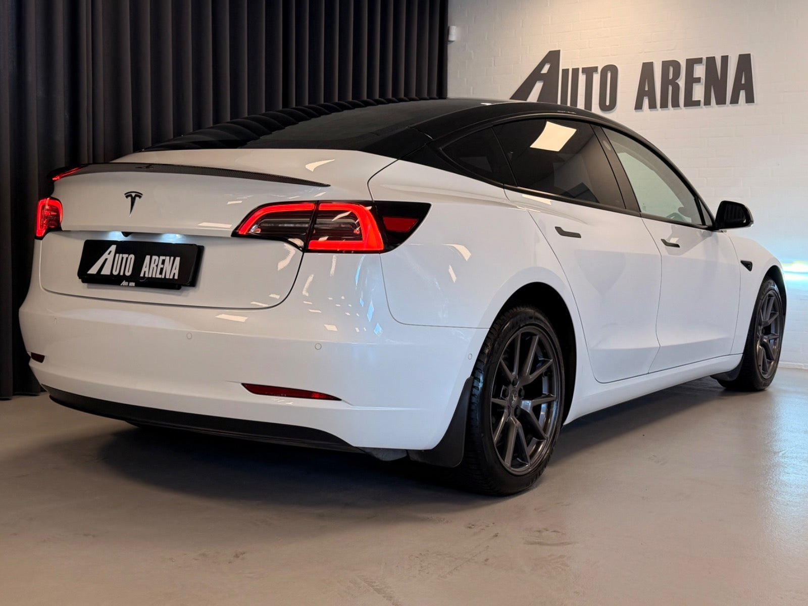 Hvid Tesla Model 3 fra 2021