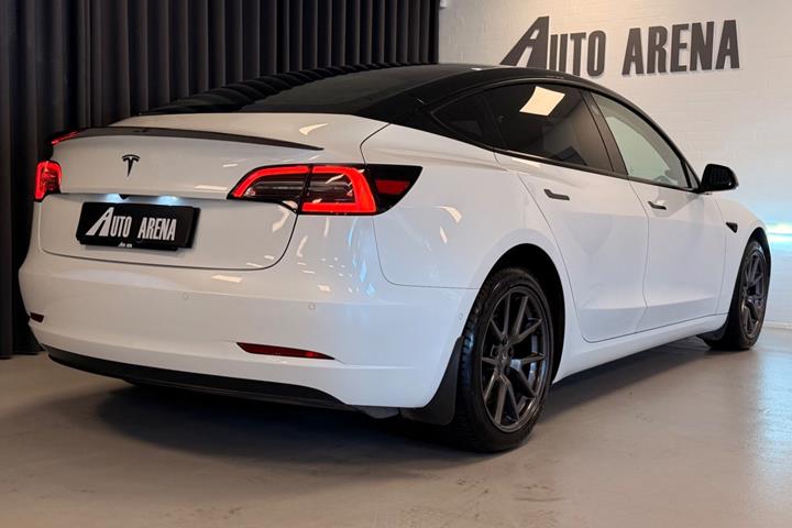 Hvid Tesla Model 3 fra 2021
