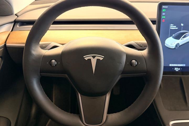 Hvid Tesla Model 3 fra 2021