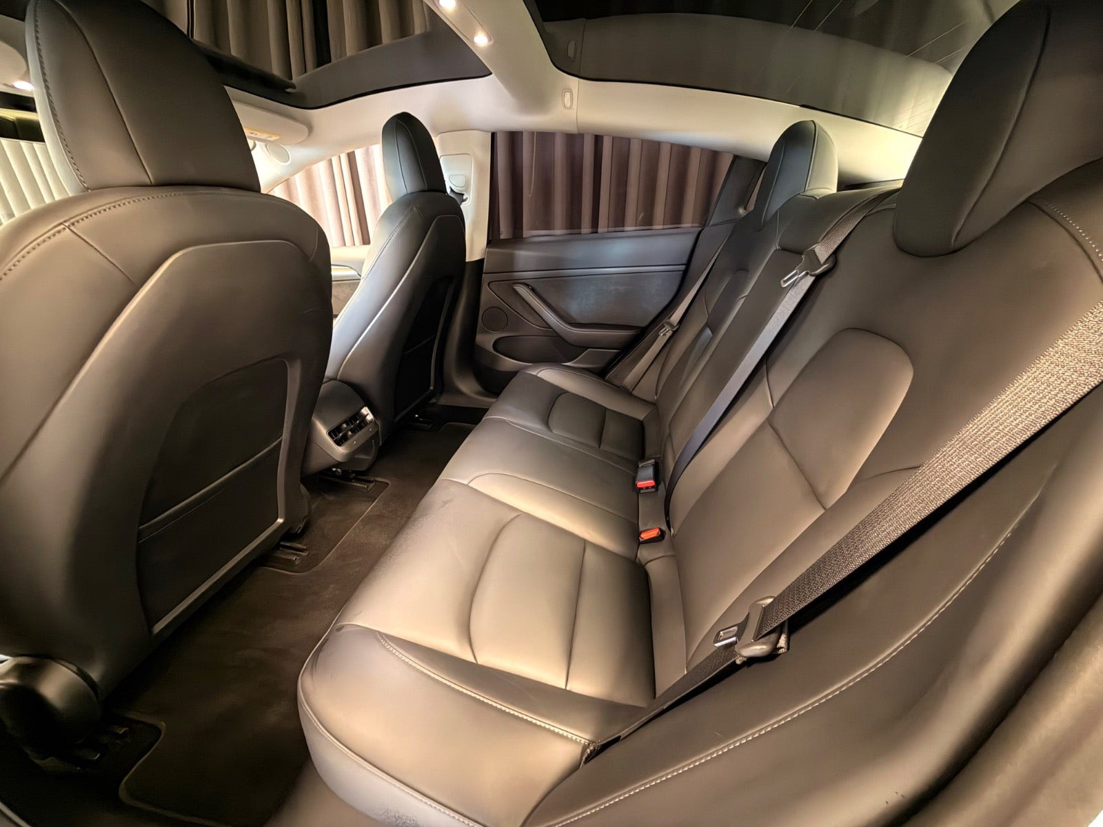 Hvid Tesla Model 3 fra 2021