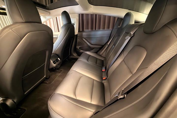 Hvid Tesla Model 3 fra 2021
