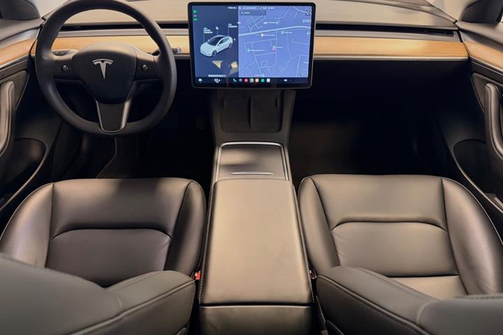 Hvid Tesla Model 3 fra 2021