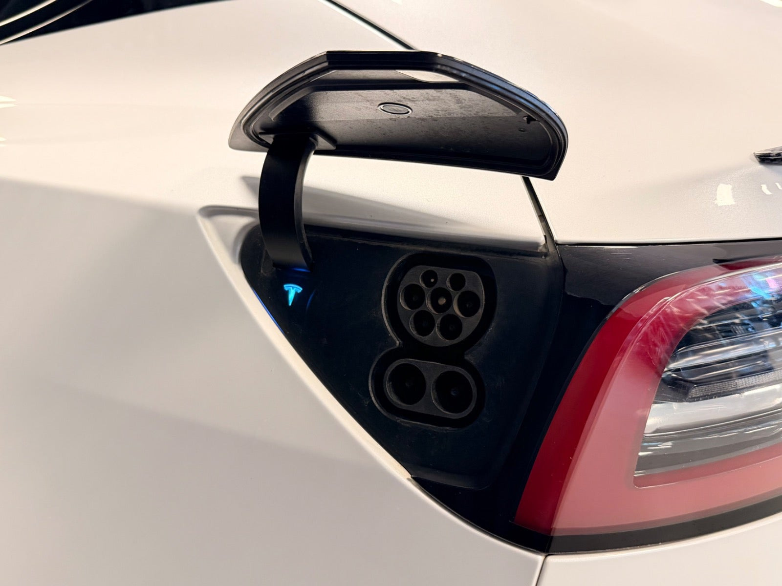 Hvid Tesla Model 3 fra 2021