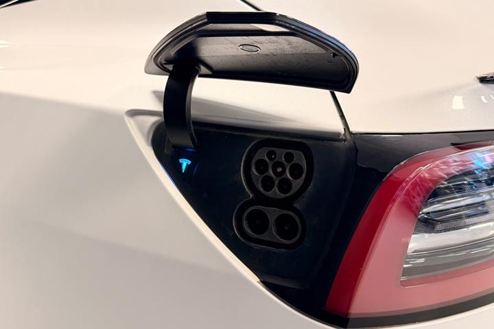 Hvid Tesla Model 3 fra 2021