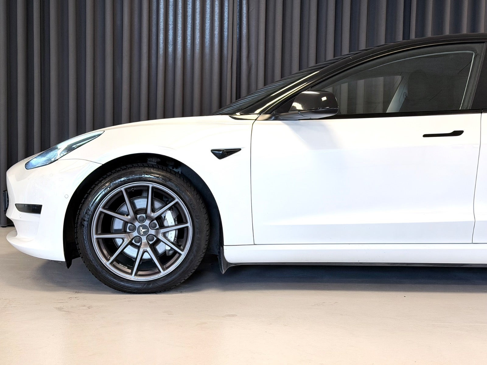 Hvid Tesla Model 3 fra 2021