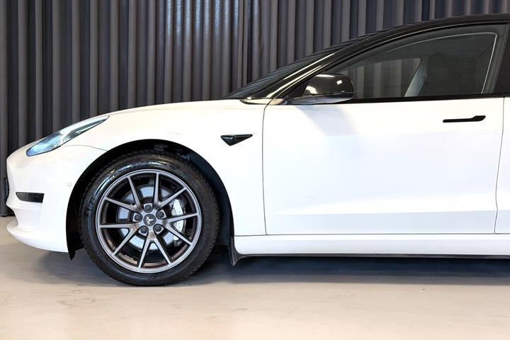 Hvid Tesla Model 3 fra 2021
