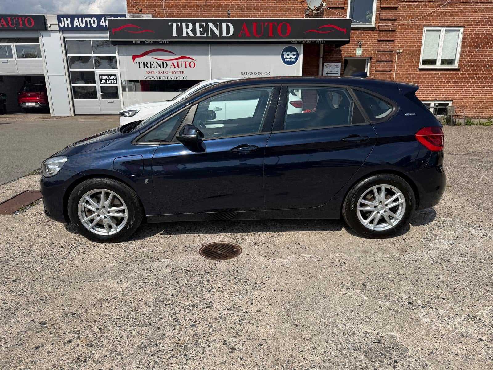 Blå BMW 225xe fra 2018