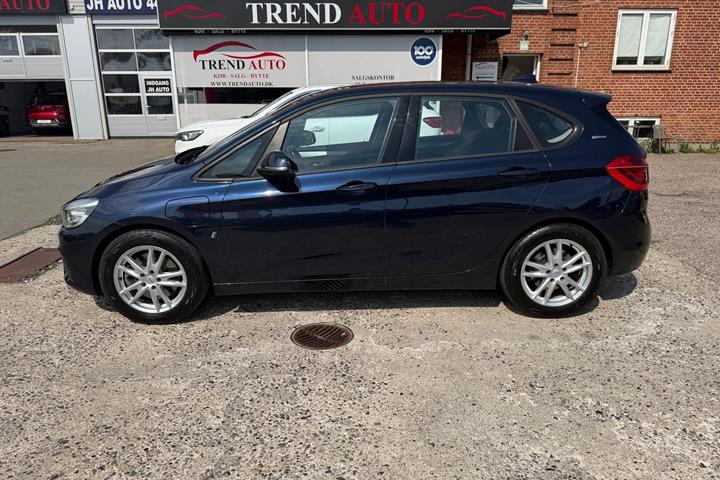 Blå BMW 225xe fra 2018