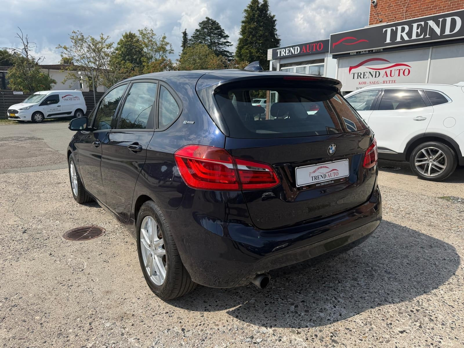 Blå BMW 225xe fra 2018